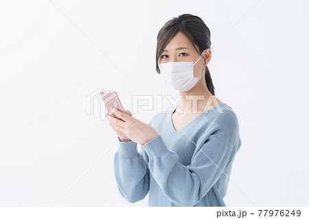女性 マスク 電話 屋内 女性 マスク 電話 屋内 77976249