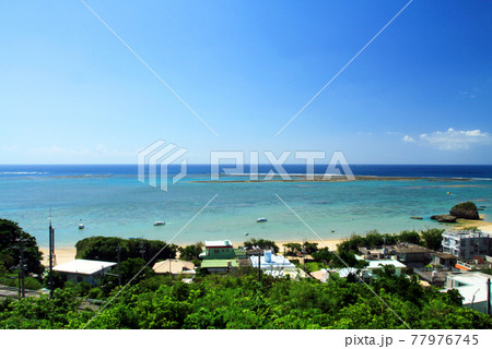 沖縄本島南部　南城市の綺麗な海 77976745