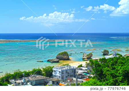 沖縄本島南部　南城市の綺麗な海 77976746