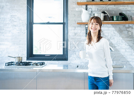女性　キッチン　朝　ライフスタイル　コーヒー 77976850