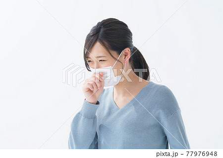 女性　マスク　感染予防　屋内 77976948