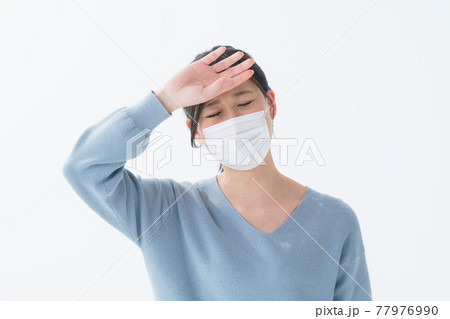 女性　マスク　発熱　頭痛 77976990