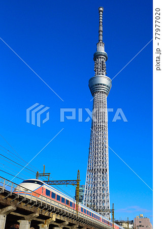 東京スカイツリー＆青空＆東武鉄道（特急車両） 77977020