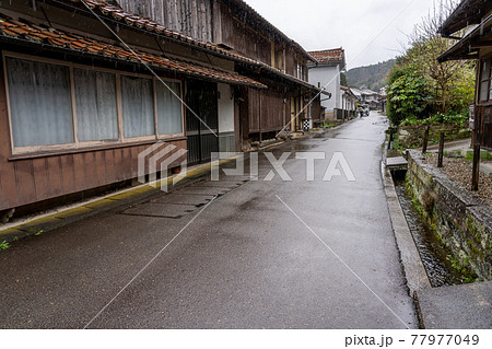 島根県大田市　雨降りの石見銀山の大森の町並み 77977049