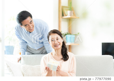 プレゼントを受け取る中高年女性 プレゼントを受け取る中高年女性 77977090