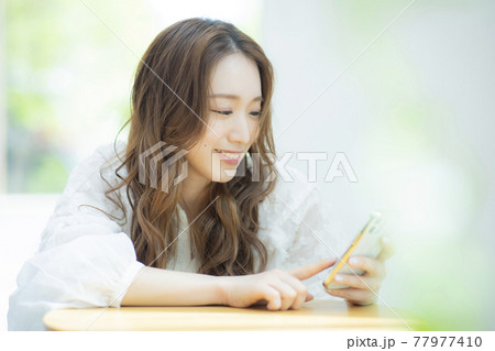 女性 笑う 笑顔 ビューティー 女性 笑う 笑顔 ビューティー 77977410