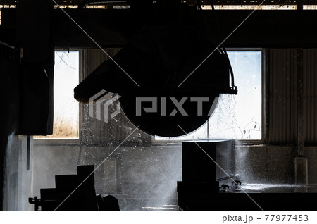 石材の切断　高速回転するカッター 77977453