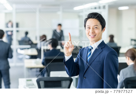 オフィスのビジネスマン 77977527