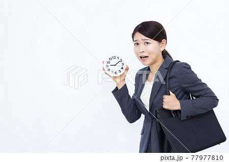 寝坊をしてびっくりしている30代のビジネスウーマン 寝坊をしてびっくりしている30代のビジネスウーマン 77977810