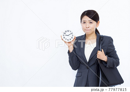 寝坊をしてびっくりしている30代のビジネスウーマン 寝坊をしてびっくりしている30代のビジネスウーマン 77977815
