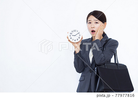 寝坊をしてびっくりしている30代のビジネスウーマン 77977816