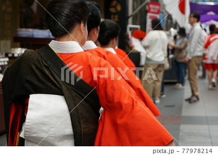 博多どんたくで踊る女性 77978214