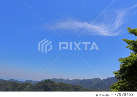 雲雲のある青空と新緑と山 雲雲のある青空と新緑と山 77978458