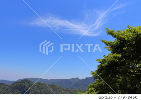 雲のある青空と新緑 と山 雲のある青空と新緑 と山 77978460
