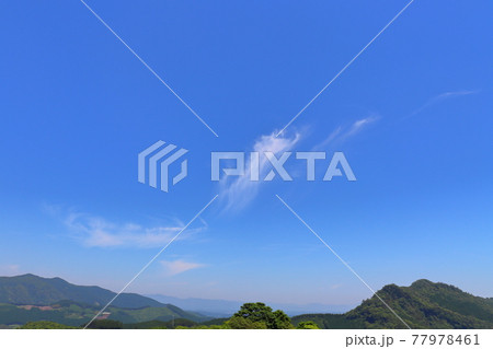雲のある青空と山 77978461