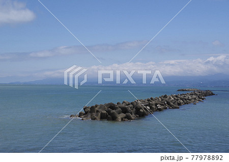 遠く立山連峰を望む岩瀬浜の海岸線 遠く立山連峰を望む岩瀬浜の海岸線 77978892