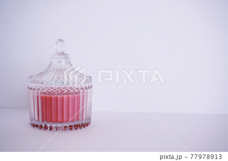 透明感のあるガラスの容器と蓋　アロマキャンドル 77978913