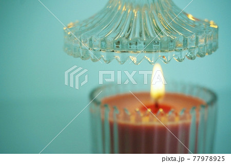 リラックスタイム　癒しのアロマキャンドルの灯り 77978925