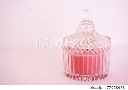 透明感のあるガラスの容器と蓋　アロマキャンドル 77978928