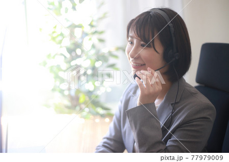 テレビ電話をする女性社員 77979009