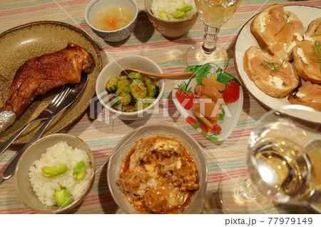 チキングリル、生ハムのカナッペなどの食卓 チキングリル、生ハムのカナッペなどの食卓 77979149
