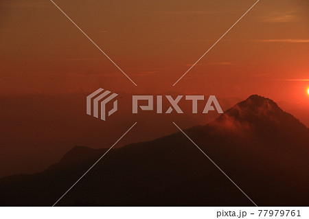 渋峠の横手山からの夕日と夕焼け 渋峠の横手山からの夕日と夕焼け 77979761