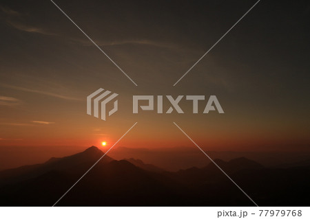 渋峠の横手山からの夕日と夕焼け 渋峠の横手山からの夕日と夕焼け 77979768
