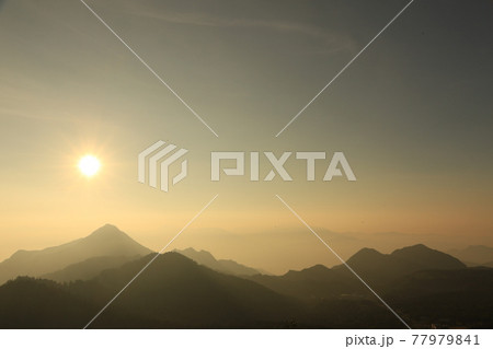 渋峠の横手山からの夕日と夕焼け 渋峠の横手山からの夕日と夕焼け 77979841