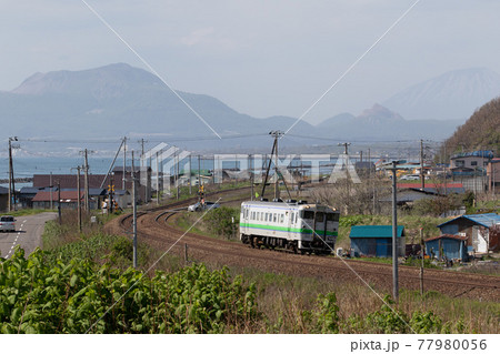 有珠山・昭和新山・羊蹄山をバックに走る鈍行列車(キハ40形) 室蘭本線黄金ー崎守間にて 有珠山・昭和新山・羊蹄山をバックに走る鈍行列車(キハ40形) 室蘭本線黄金ー崎守間にて 77980056