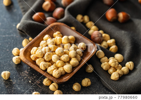 Peeled roasted hazelnut kernels. 77980660