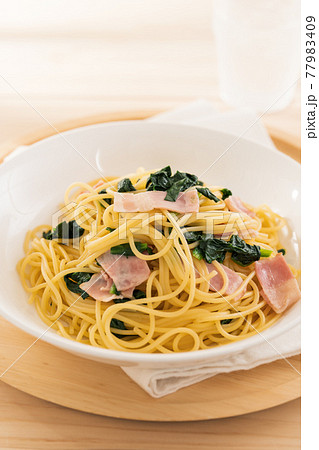 ほうれん草とベーコンのパスタ ほうれん草とベーコンのパスタ 77983409