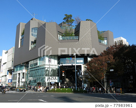 表参道のケヤキ並木が紅葉する秋の東急プラザ表参道原宿 77983961