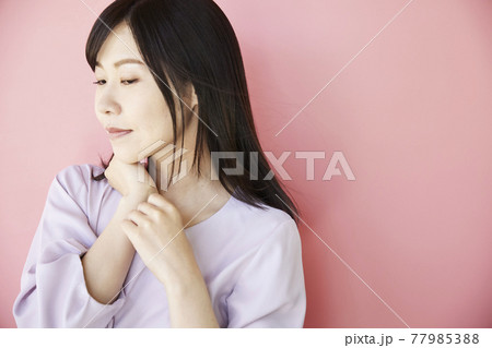 Beautiful asian woman on pink background 77985388