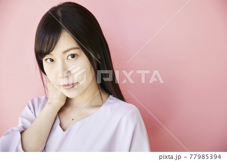 Beautiful asian woman on pink background 77985394