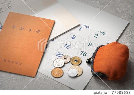 年金手帳とお金のイメージ 77985658