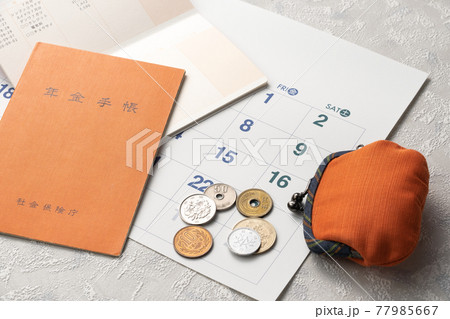 年金手帳とお金のイメージ 年金手帳とお金のイメージ 77985667