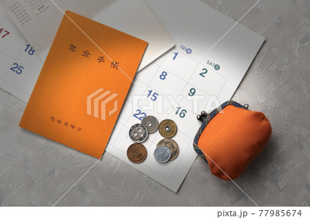 年金手帳とお金のイメージ 年金手帳とお金のイメージ 77985674