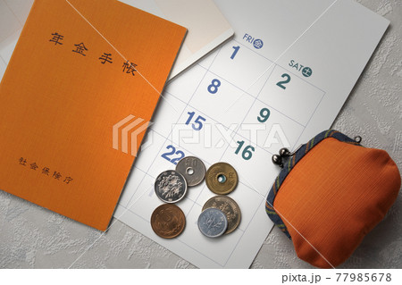 年金手帳とお金のイメージ 年金手帳とお金のイメージ 77985678