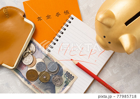 年金手帳とお金のイメージ 年金手帳とお金のイメージ 77985718