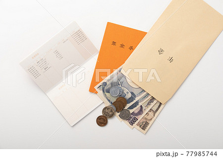 年金手帳とお金のイメージ 年金手帳とお金のイメージ 77985744