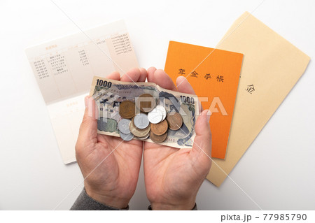 年金手帳と通帳 お金のイメージ 年金手帳と通帳 お金のイメージ 77985790