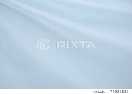 淡いペールブルーの背景_上からドレープ 77985835