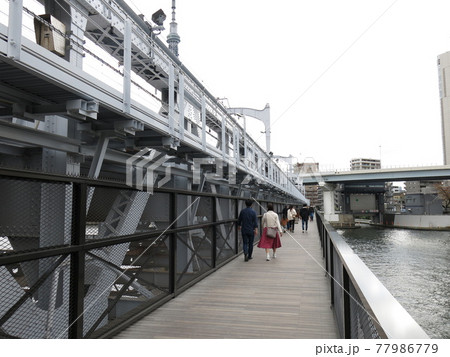 すみだリバーウォーク（背後に東京スカイツリー） 77986779