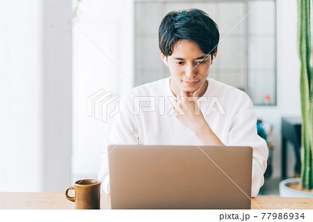 テレワークをする男性 テレワークをする男性 77986934