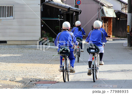 自転車に乗る中学生の写真素材