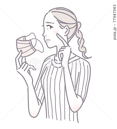 マスクの肌荒れに悩む女性 77987063