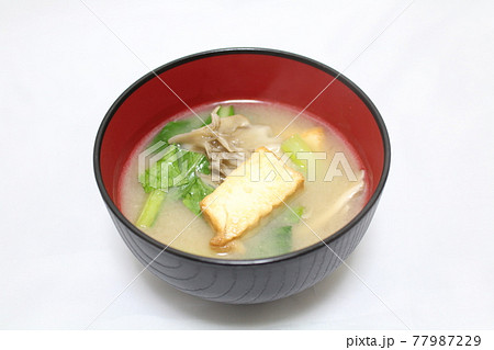 味噌汁 具だくさん 小松菜と厚揚げと舞茸の味噌汁 味噌汁 具だくさん 小松菜と厚揚げと舞茸の味噌汁 77987229