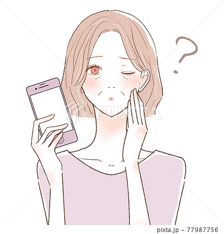 スマホを持つ、疑問を持っている中年女性 77987756