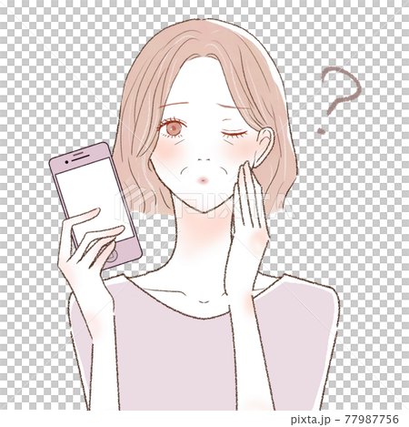 スマホを持つ、疑問を持っている中年女性 77987756