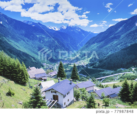 ベリンツォーナ近郊の集落と山々 ベリンツォーナ近郊の集落と山々 77987848